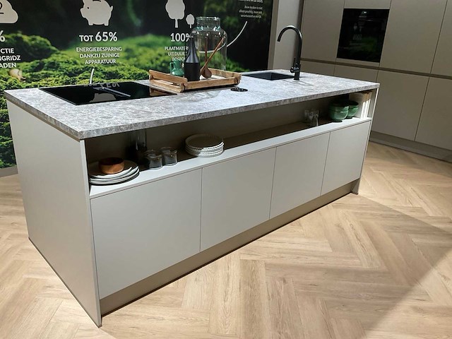 Schüller matera eiland schowroomkeuken met kastenwand - afbeelding 18 van  23