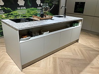 Schüller matera eiland schowroomkeuken met kastenwand - afbeelding 18 van  23