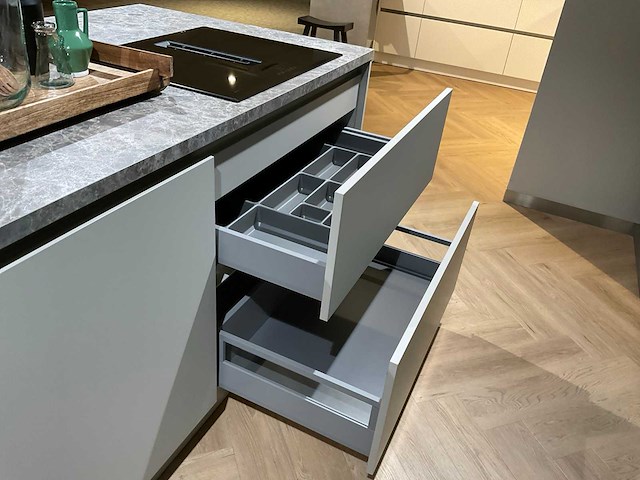 Schüller matera eiland schowroomkeuken met kastenwand - afbeelding 21 van  23