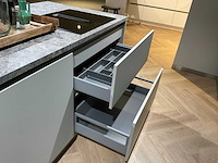 Schüller matera eiland schowroomkeuken met kastenwand - afbeelding 21 van  23
