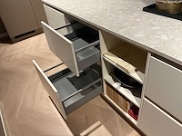 Schüller siena eiland showroomkeuken met kastenwand - afbeelding 4 van  41