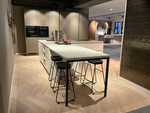Schüller siena eiland showroomkeuken met kastenwand - afbeelding 1 van  41