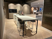 Schüller siena eiland showroomkeuken met kastenwand