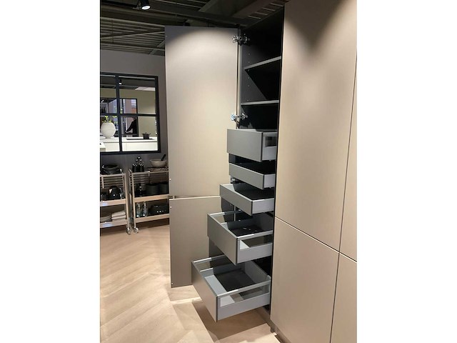 Schüller siena eiland showroomkeuken met kastenwand - afbeelding 19 van  41