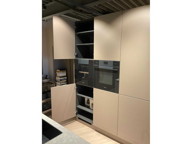 Schüller siena eiland showroomkeuken met kastenwand - afbeelding 21 van  41