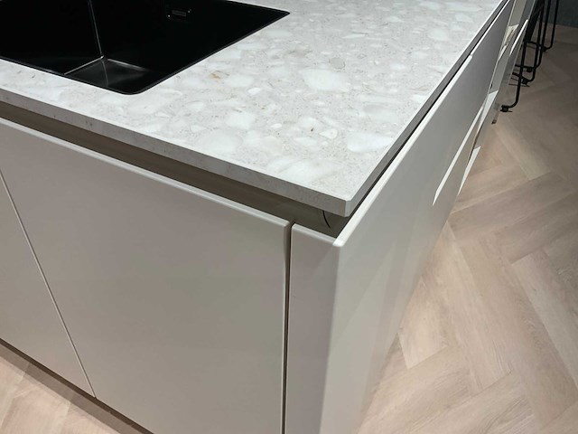 Schüller siena eiland showroomkeuken met kastenwand - afbeelding 30 van  41