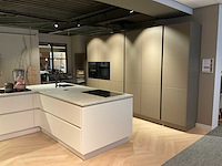 Schüller siena eiland showroomkeuken met kastenwand - afbeelding 34 van  41