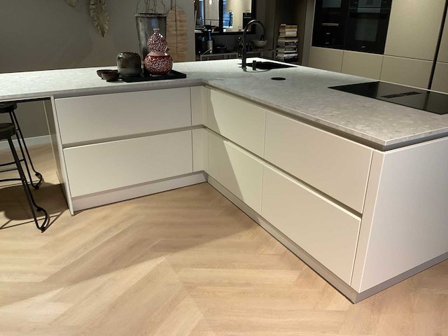 Schüller siena eiland showroomkeuken met kastenwand - afbeelding 37 van  41