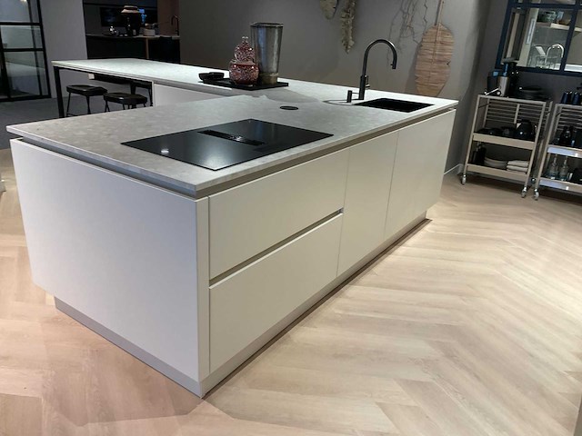 Schüller siena eiland showroomkeuken met kastenwand - afbeelding 40 van  41