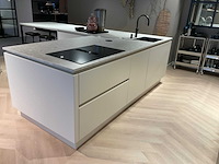 Schüller siena eiland showroomkeuken met kastenwand - afbeelding 40 van  41