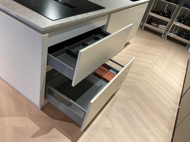 Schüller siena eiland showroomkeuken met kastenwand - afbeelding 41 van  41