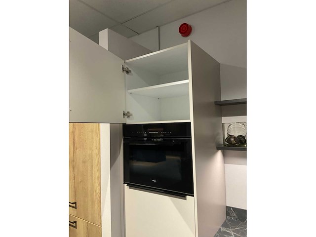 Schüller uma hoekopgestelde showroomkeuken - afbeelding 2 van  25