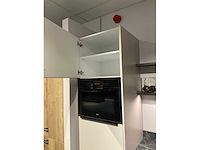 Schüller uma hoekopgestelde showroomkeuken - afbeelding 2 van  25