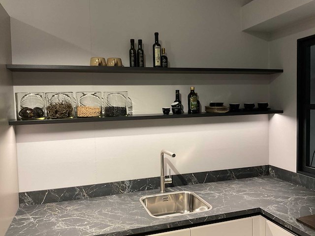 Schüller uma hoekopgestelde showroomkeuken - afbeelding 3 van  25