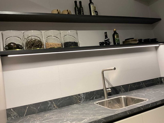 Schüller uma hoekopgestelde showroomkeuken - afbeelding 4 van  25