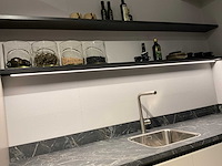 Schüller uma hoekopgestelde showroomkeuken - afbeelding 4 van  25