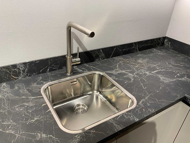 Schüller uma hoekopgestelde showroomkeuken - afbeelding 5 van  25