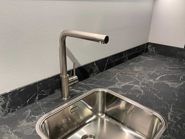 Schüller uma hoekopgestelde showroomkeuken - afbeelding 6 van  25