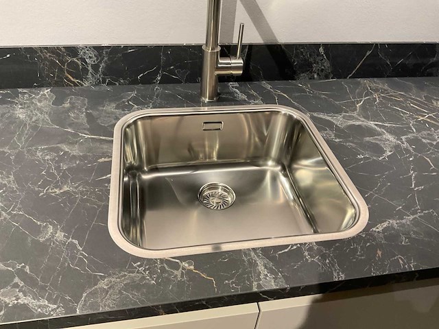 Schüller uma hoekopgestelde showroomkeuken - afbeelding 7 van  25