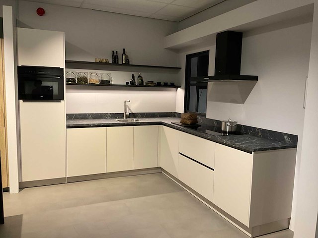 Schüller uma hoekopgestelde showroomkeuken - afbeelding 1 van  25