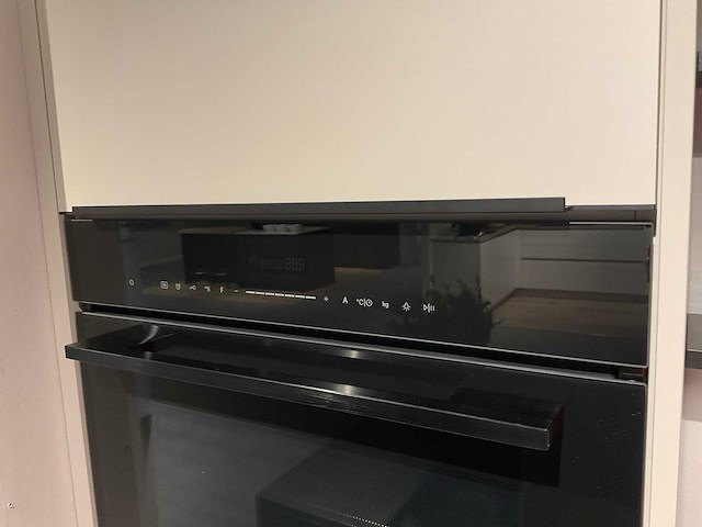 Schüller uma hoekopgestelde showroomkeuken - afbeelding 13 van  25