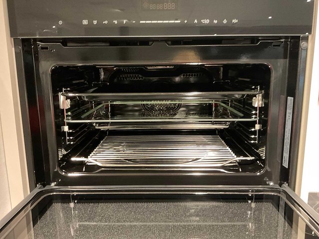 Schüller uma hoekopgestelde showroomkeuken - afbeelding 14 van  25