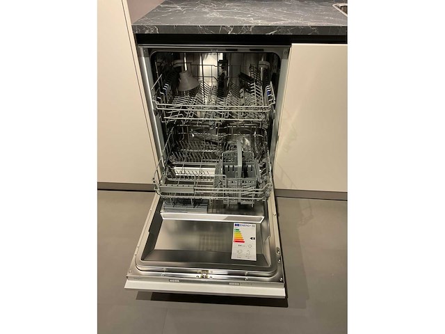 Schüller uma hoekopgestelde showroomkeuken - afbeelding 15 van  25