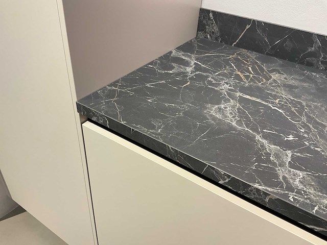 Schüller uma hoekopgestelde showroomkeuken - afbeelding 16 van  25