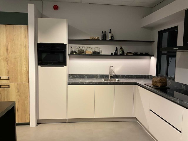 Schüller uma hoekopgestelde showroomkeuken - afbeelding 12 van  25