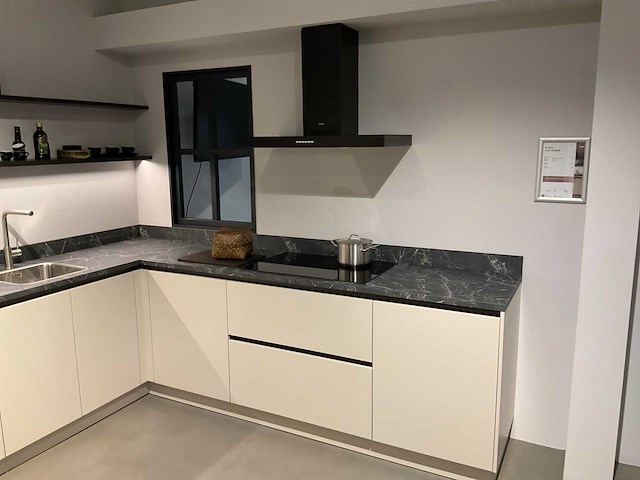 Schüller uma hoekopgestelde showroomkeuken - afbeelding 19 van  25