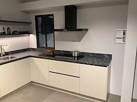 Schüller uma hoekopgestelde showroomkeuken - afbeelding 19 van  25