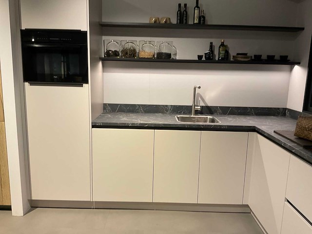 Schüller uma hoekopgestelde showroomkeuken - afbeelding 20 van  25