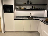 Schüller uma hoekopgestelde showroomkeuken - afbeelding 20 van  25