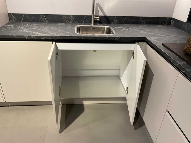 Schüller uma hoekopgestelde showroomkeuken - afbeelding 21 van  25