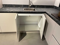 Schüller uma hoekopgestelde showroomkeuken - afbeelding 21 van  25