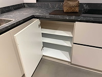 Schüller uma hoekopgestelde showroomkeuken - afbeelding 22 van  25