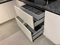 Schüller uma hoekopgestelde showroomkeuken - afbeelding 23 van  25