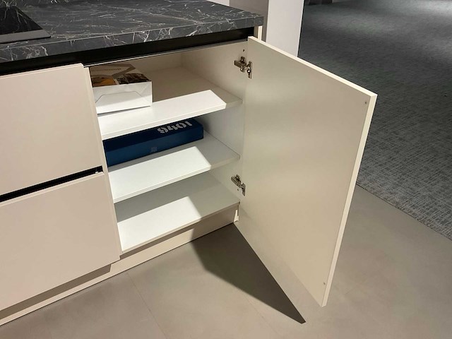 Schüller uma hoekopgestelde showroomkeuken - afbeelding 24 van  25