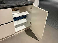 Schüller uma hoekopgestelde showroomkeuken - afbeelding 24 van  25