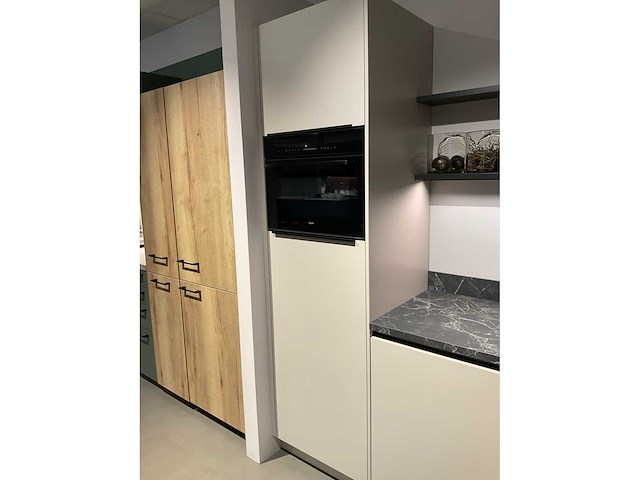 Schüller uma hoekopgestelde showroomkeuken - afbeelding 25 van  25