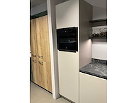 Schüller uma hoekopgestelde showroomkeuken - afbeelding 25 van  25