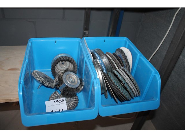 Schuur-, polijst en slijpschijven in 2 kunststof bakjes. - afbeelding 1 van  3