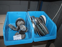 Schuur-, polijst en slijpschijven in 2 kunststof bakjes. - afbeelding 1 van  3