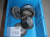 Schuur-, polijst en slijpschijven in 2 kunststof bakjes. - afbeelding 2 van  3