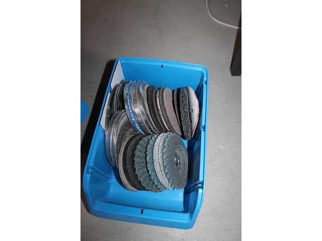 Schuur-, polijst en slijpschijven in 2 kunststof bakjes. - afbeelding 3 van  3