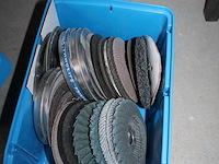 Schuur-, polijst en slijpschijven in 2 kunststof bakjes. - afbeelding 3 van  3