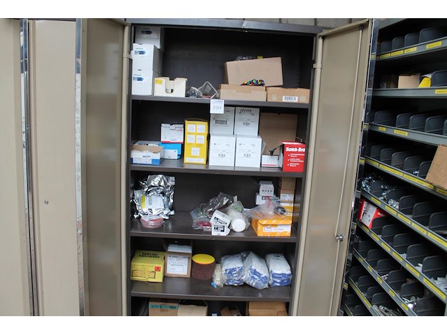 Schuur-, slijp en beschermingsmiddelen w.o. schijven, handschoenen, pads, petten en mondkapjes in kast. let... - afbeelding 1 van  7