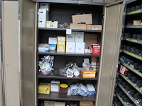 Schuur-, slijp en beschermingsmiddelen w.o. schijven, handschoenen, pads, petten en mondkapjes in kast. let... - afbeelding 1 van  7