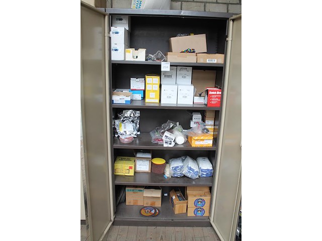 Schuur-, slijp en beschermingsmiddelen w.o. schijven, handschoenen, pads, petten en mondkapjes in kast. let... - afbeelding 2 van  7