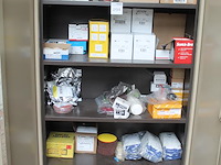 Schuur-, slijp en beschermingsmiddelen w.o. schijven, handschoenen, pads, petten en mondkapjes in kast. let... - afbeelding 2 van  7
